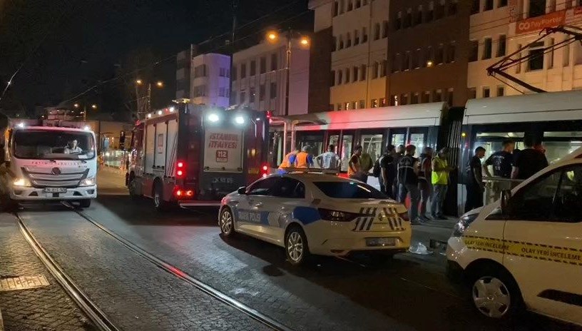 Fatih’te tramvay faciası: Raylara düşen bir kişi öldü