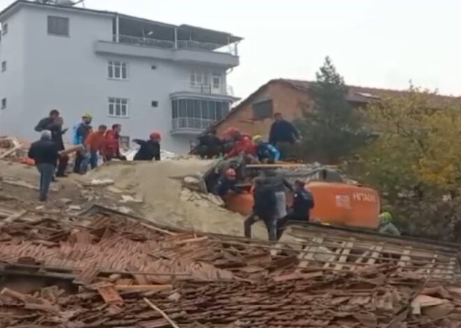 Bina yıkılırken iş makinesinin üzerine devrildi. Kepçe operatörü altında kaldı